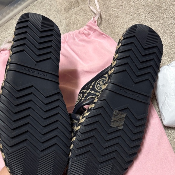 Tory Burch perfect Navy and Tan Patterned Sandals 8 NEW - Picture 4 of 4